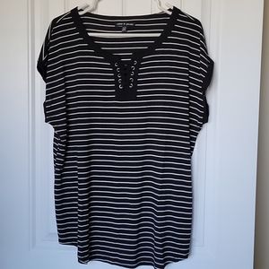 💚3/$20 Black and white striped tshirt with lacing